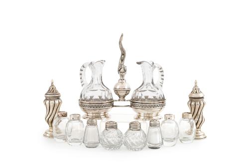 Variado lote de mesa en plata y plateado formado por: convo