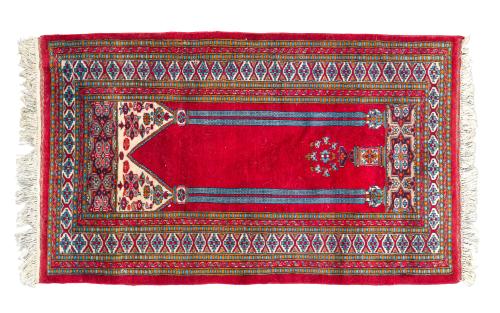 18   -  <p><span class="object_title">Alfombra turca de oración en lana anudada a mano, s. XX<br/>Con decoración de mihrab y jarrón con flores sobre campo rojo intenso. </span><br></p>