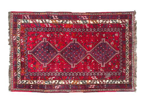 289   -  <p><span class="object_title">Alfombra persa Shiraz en lana anudada a mano, s. XX<br/>Sobre campo rojo con decoración de motivos geométricos. </span><br></p>