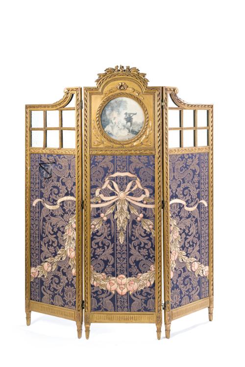 302   -  <p><span class="object_title">Biombo francés estilo Luis XVI de tres hojas, mediados s. XX<br/>Con brocado en seda, la hoja central con medallón con escena galante en su parte superior. Con faltas. </span><br></p>