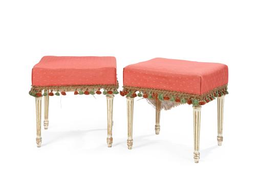 Pareja de banquetas de estilo Luis XVI. En madera pintada