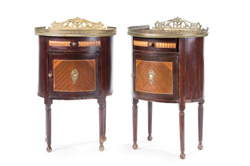 Pareja de mesillas estilo Luis XVIEn madera con decoració