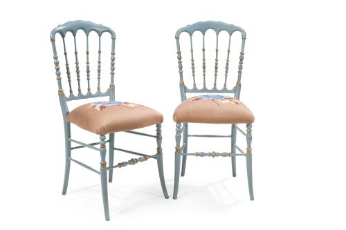 Pareja de sillas en madera pintada en azul con respaldo de 