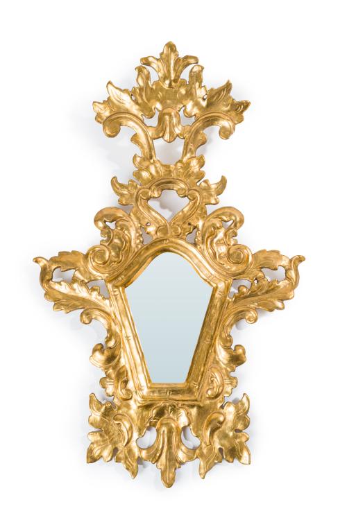 Cornucopia estilo Luis XV en madera tallada y dorada. 