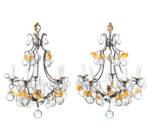 91   -  <p><span class="object_title">PEDRO TENDERO<br/>Pareja de lámparas de techo de 4 luces con decoración de esferas colgantes en cristal, hojas en tono ámbar e incoloro. Con faltas. </span><br></p>