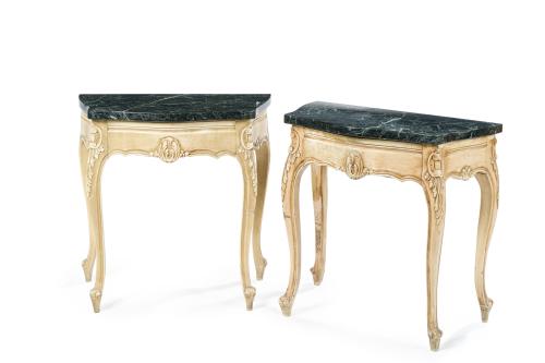 Pareja de mesitas de estilo Luis XV en madera pintada y sob