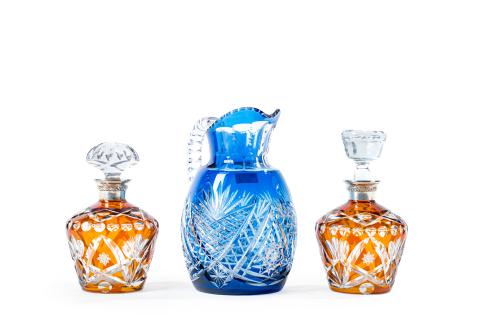 184   -  <p><span class="object_title">Lote formado por dos licoreras en cristal de Bohemia tallado y esmaltado en ámbar con embocaduras de plata; y jarra en cristal tallado y esmaltado en azul. </span><br></p>
