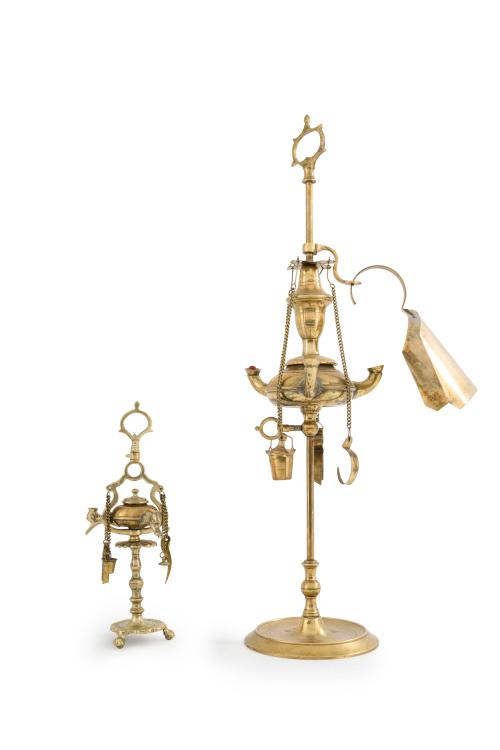 Lote de dos lámparas de aceite en metal dorado. 