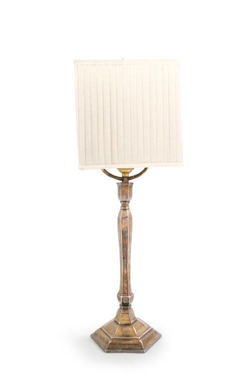 Lámpara de sobremesa con fuste facetado en plateado. Pantal