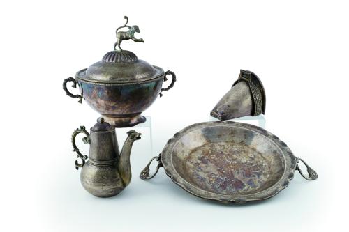 234   -  <p><span class="object_title">Pequeña sopera con tapa en plata, posiblemente colonial. C. 1800.</span><br></p>