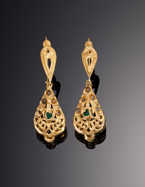 575   -  <p><span class="object_title">Pendientes antiguos articulados, joyeria Regente, Sevilla. </span></p>