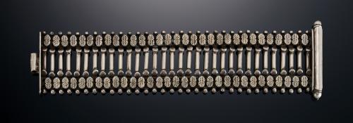 707   -  <p><span class="object_title">Pulsera articulada en plata, con cierre de barra </span></p>