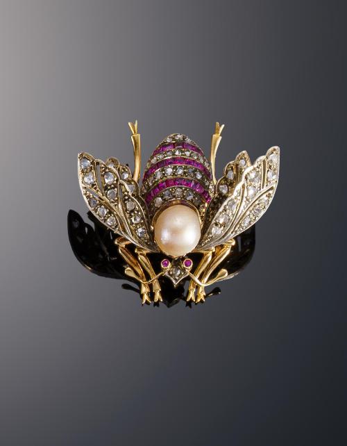 578   -  <p><span class="object_title"> Broche mosca con perla central y diamantes</span></p>