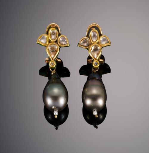 600   -  <p><span class="object_title">Pendientes antigüos con perla barroca y diamantes talla rosa.</span></p>