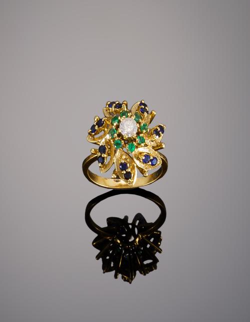 577   -  <p><span class="object_title"> Sortija rosetón oro amarillo con diamantes, zafiros y esmeraldas. </span></p>
