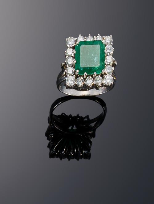 670   -  <p><span class="object_title">Sortija con esmeralda natural cuadrada con diamantes</span></p>