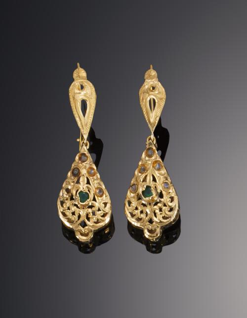 574   -  <p><span class="object_title"> Pendientes largos vintage</span></p>