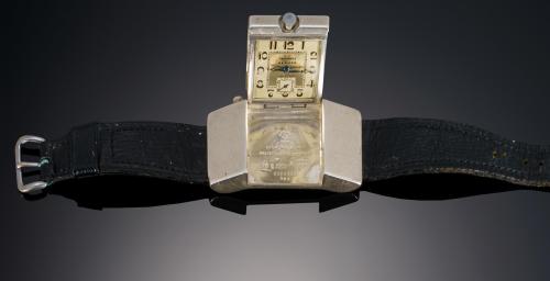 704   -  <p><span class="object_title"> Reloj de golf Tavannes firmado por Hermés.</span></p>