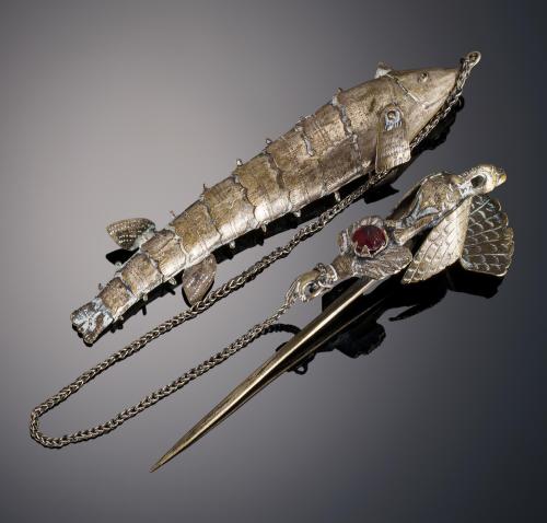 706   -  <p><span class="object_title">Topus en forma de pez articulado en plata de ley </span></p>