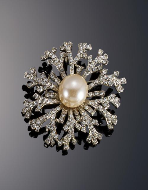 591   -  <p><span class="object_title">Broche de plata de Yanes con perla central </span></p>