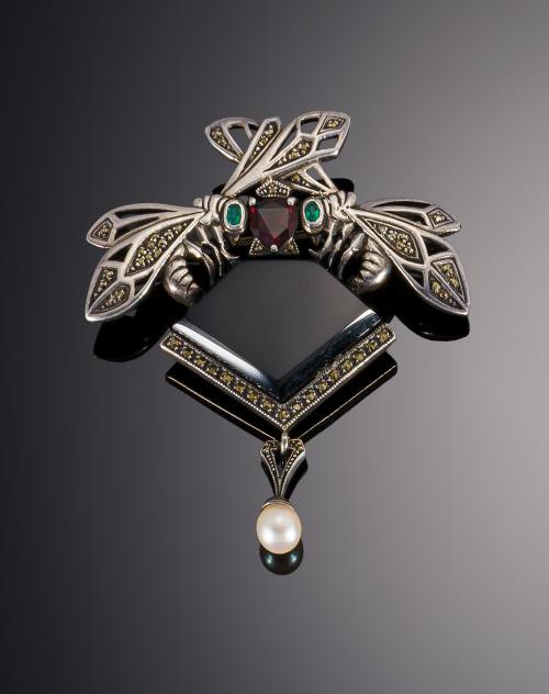 705   -  <p><span class="object_title">Broche de plata de Yanes con dos abejas.</span></p>