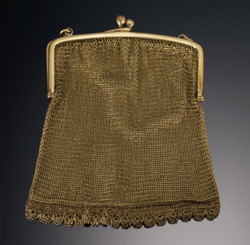 708   -  <p><span class="object_title">Monedero de malla dorado. </span></p>