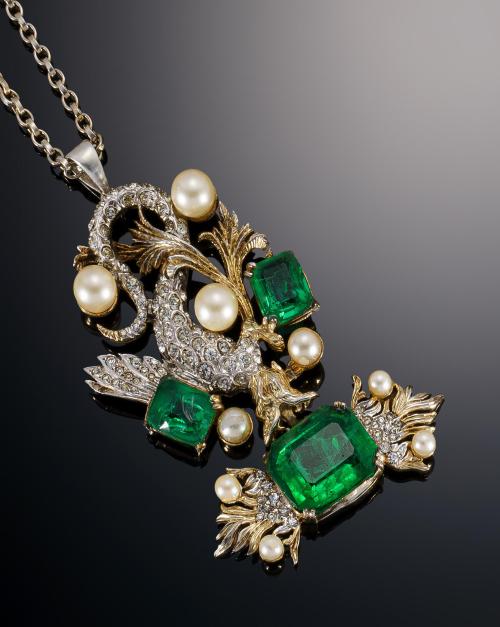 601   -  <p><span class="object_title">Aderezo en plata, perlas y piedras semipreciosas (tipo esmeralda).</span></p>