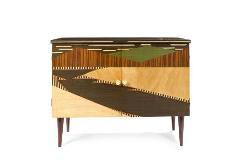 166   -  <p><span class="object_title">Aparador estilo Mid-century <br/>En madera chapada de maderas teñidas de distintos tonos formando motivos geométricos.<br/>Dos puertas frontales y balda al interior. </span><br></p>