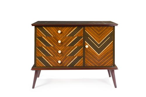 158   -  <p><span class="object_title">Cómoda estilo Mid-century <br/>En madera chapada con acabado en diferentes tonos formando diseño geométrico. Cuatro registros de cajones a un lado y al otro puerta frontal y balda al interior. </span><br></p>