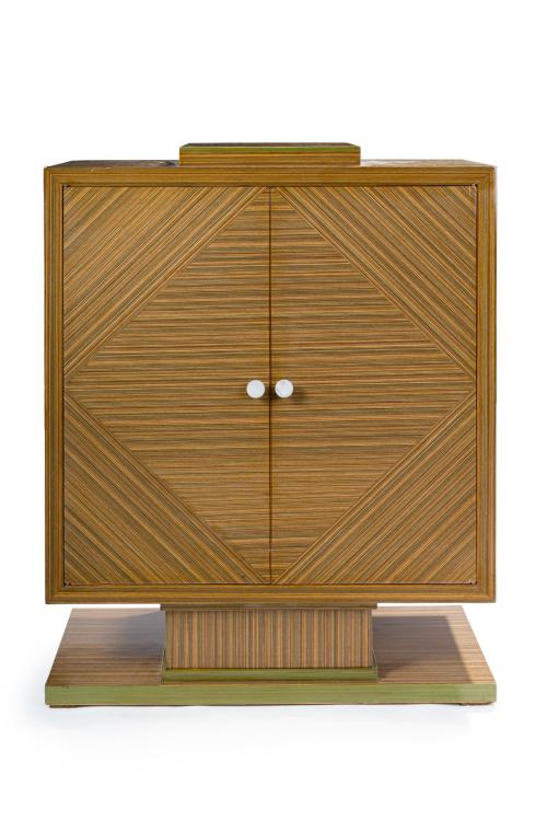 Aparador estilo Mid-centuryEn madera chapada  formando di