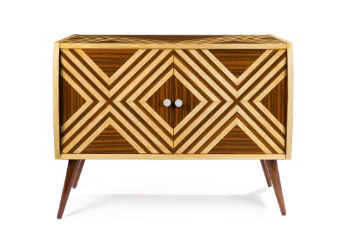 169   -  <p><span class="object_title">Aparador estilo Mid-century<br/>Estructura en madera con acabado en madera chapada con frontal de rombos, dos puertas frontales y balda al interior. </span><br></p>
