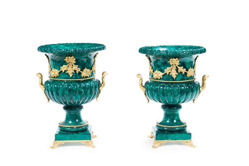 245   -  <p><span class="object_title">Pareja de copas estilo Luis XVI<br/>Realizadas en símil de malaquita y bronce, con guirnaldas de flores y patitas en forma de voluta. </span><br></p>