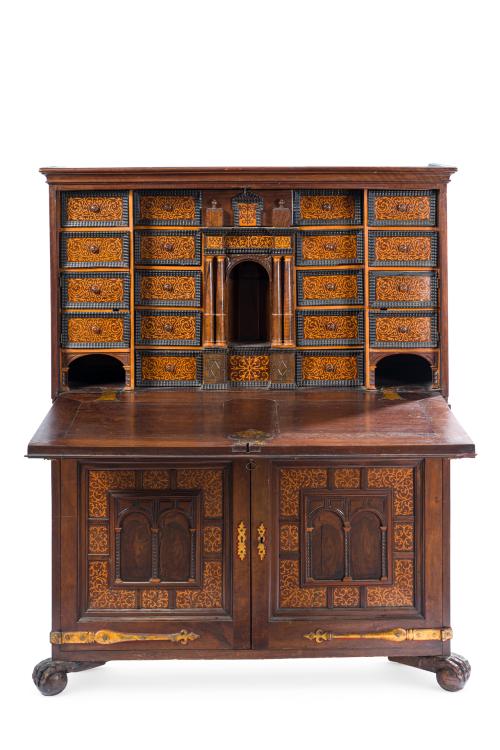 Bargueño valenciano, S. XVII.En madera de nogal y marquet