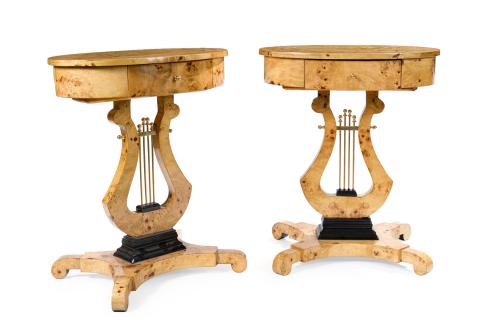 Pareja de veladores con pie en forma de lira.En madera ch