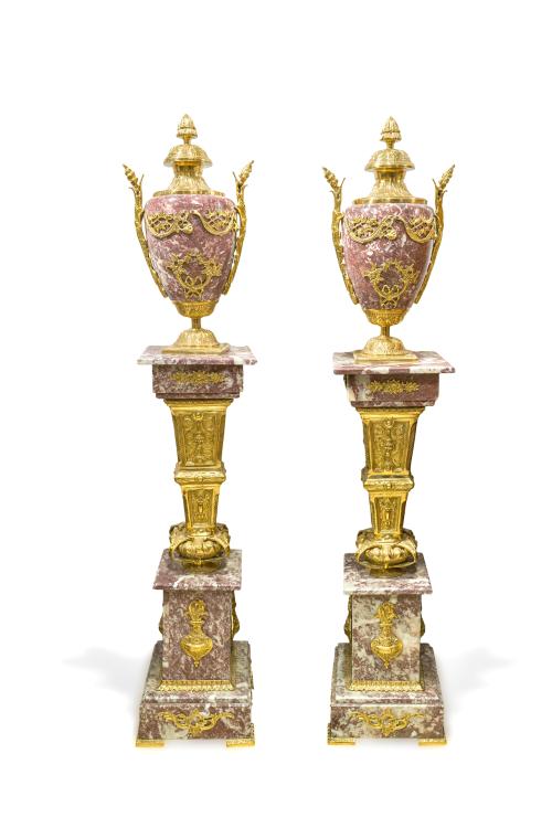 206   -  <p><span class="object_title">Pareja de urnas estilo Luis XVI sobre peanas a juego.<br/>En mármol rojo veteado y  monturas en bronce dorado. Decoración de guirnaldas de flores, hojas de acanto y remate de piña en tapa. <br/>.</span><br></p>