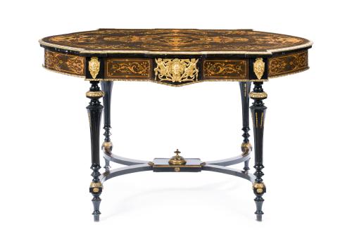 219   -  <p><span class="object_title">Mesa de centro Napoleón III, Francia c. 1880<br/>En madera ebonizada con marquetería clásica de maderas finas formando motivos vegetales y aplicaciones en bronce dorado de mascarones. </span><br></p>