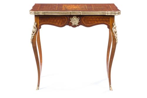 Mesa de juego estilo Luis XV,En madera con decoración geo