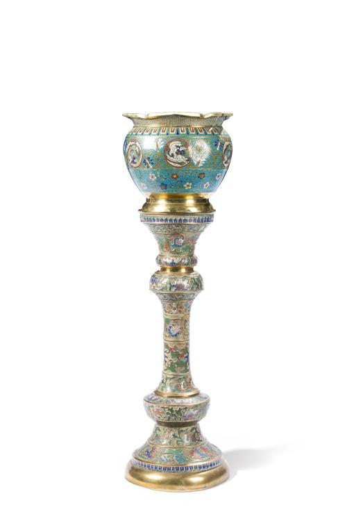 Macetero sobre peana en bronce con esmalte cloisonné, dinas