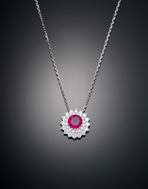 CADENA Y COLGANTE REDONDO CON DIAMANTES, RUBÍ EN ORO BLANCO