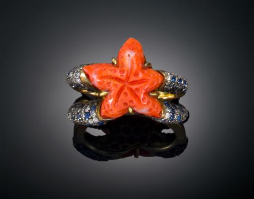 SORTIJA ESTRELLA CALADA CON CORAL, DIAMANTES Y ZAFIROS EN O