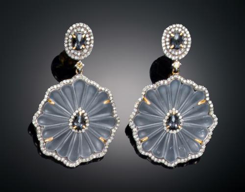 1083   -  <p><span class="object_title">PENDIENTES GALLONADOS CON CRISTAL, DIAMANTES Y ONIX EN PLATA Y ORO AMARILLO DE 14 K</span></p>