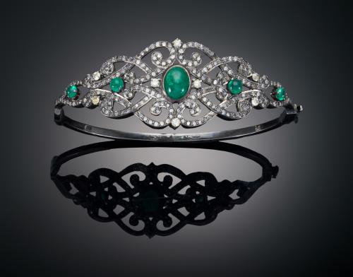 BRAZALETE RÍGIDO EN FILIGRANA CON ESMERALDAS Y DIAMANTES EN