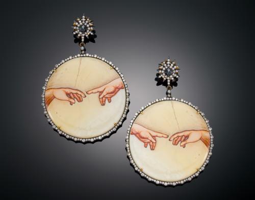1099   -  <p><span class="object_title">PENDIENTES REDONDOS CON DETALLE DE LA CREACION DE ADAN, PINTADA SOBRE RESINA, CON DIAMANTES EN PLATA</span></p>