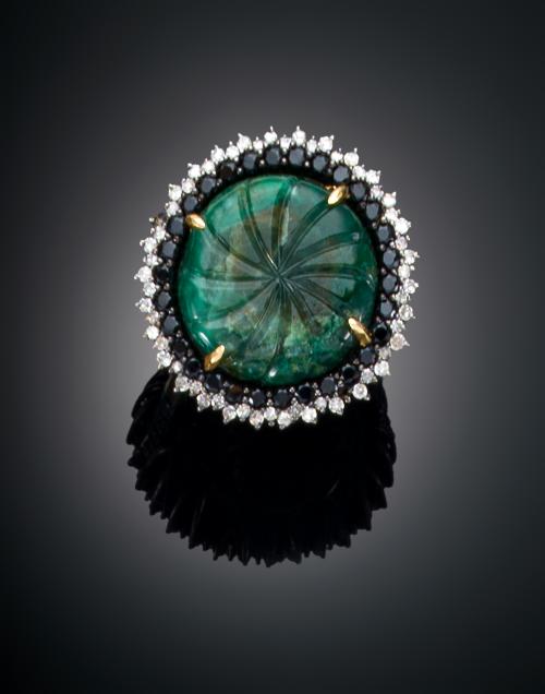 SORTIJA CON ESMERALDA, ZAFIROS Y DIAMANTES EN PLATA Y ORO A