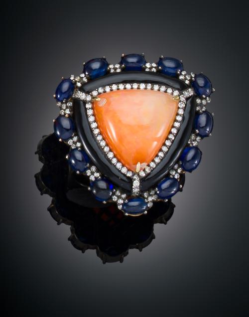 SORTIJA TRIANGULAR CON ÓPALO, ZAFIROS, DIAMANTES Y ONIX EN 