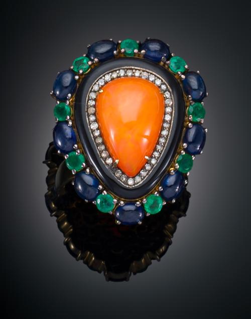 SORTIJA OVALADA CON ÓPALO, ESMERALDAS, ZAFIROS, DIAMANTES Y