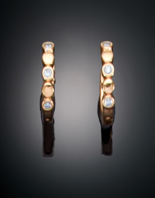 PENDIENTES EN FORMA DE ARO CON DIAMANTES EN ORO AMARILLO DE