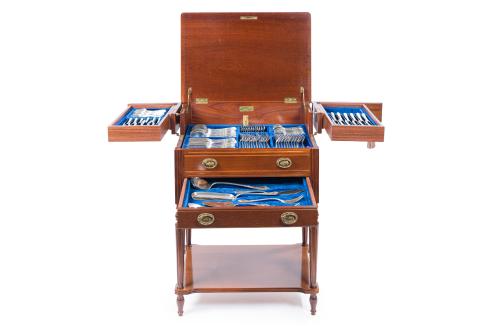 63   -  <p><span class="object_title">Cubertería de plata española punzonada Ley 925 de La Cruz de Malta, estilo Luís XVI, con mueble cubertero.<br/>Con iniciales grabadas. Formada por: 12 tenedores, 12 cucharas, 12 cuchillos, 12 tenedores pescado, 12 palas, 12 tenedores postre, 12 cucharas postre, 12 cuchillos postre, 12 cucharillas de café y 7 cubiertos de servir.</span><br></p>