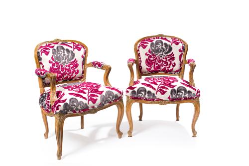 Pareja de butacas de estilo Luis XV en madera nogal, S. XIX.