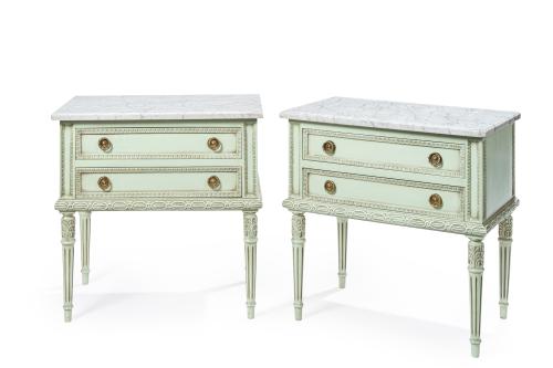Pareja de mesillas estilo Luis XVI en madera pintada con ta